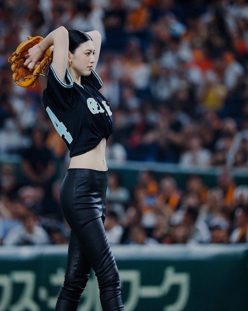 「ワンバン悔しかったー笑」大人気女優の”ヘソだし”始球式が可愛すぎると話題に