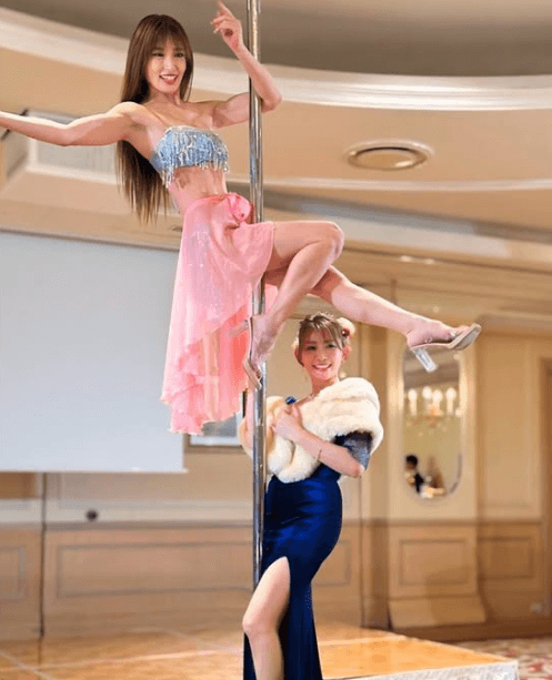 「天女2人最高ですね」伝説のグラドル、育乳プロデューサーの前でポールダンス写真を披露！「なんて素敵なショットなんだよ～ぅ」