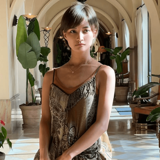 「美しすぎてスマホおっことした」ショートヘアの美女モデル、大人カジュアルの絶美コーデが美しすぎと話題に「眼差し素敵です」