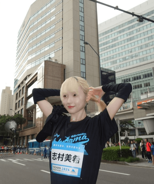 「やばい！可愛すぎる」金髪スポーツモデルの志村美希、横浜マラソンのゲスト写真がキュート過ぎと話題に