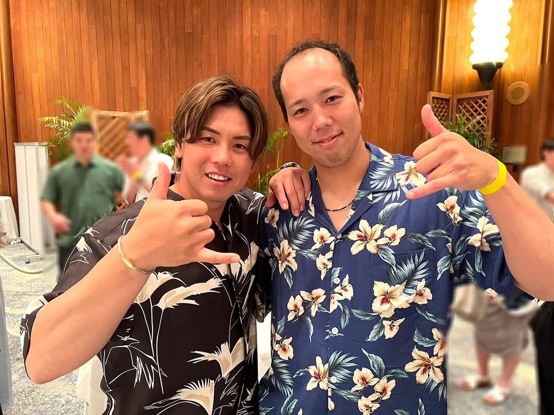 「アロハシャツ、とってもお似合いですわよ👏✨️」梅野隆太郎 優勝祝賀会に参加🏝️