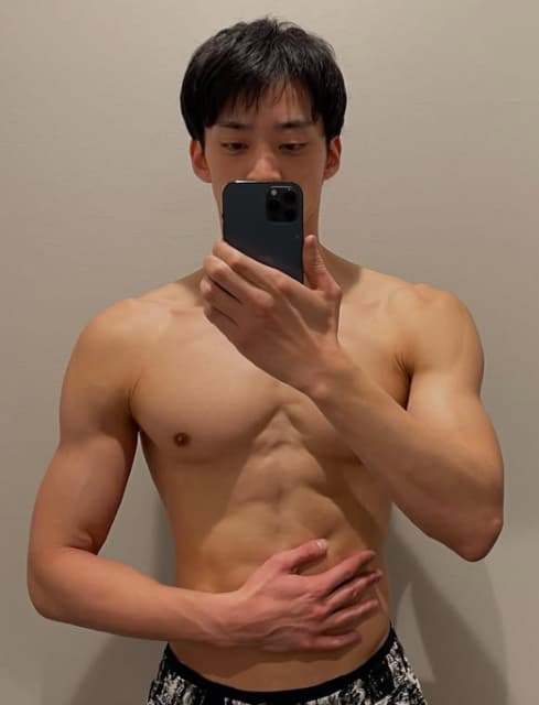 「このショット、反則すぎです！！」元水泳選手の引退後も衰えないバキバキ肉体ショットにファン歓喜！