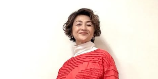 香坂みゆき、シンプルコーデで魅了！華やかな笑顔にファン大絶賛