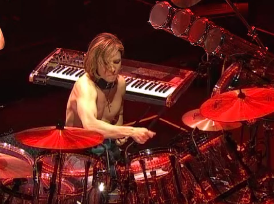 「伝説再燃」YOSHIKI、フジロックでのSkrillex共演映像が話題に！ファン感涙の理由とは？