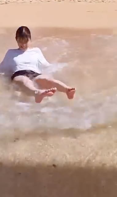 芳根京子、夏休みの思い出ムービーを公開！「食べて食べて食べて食べて、、、、」