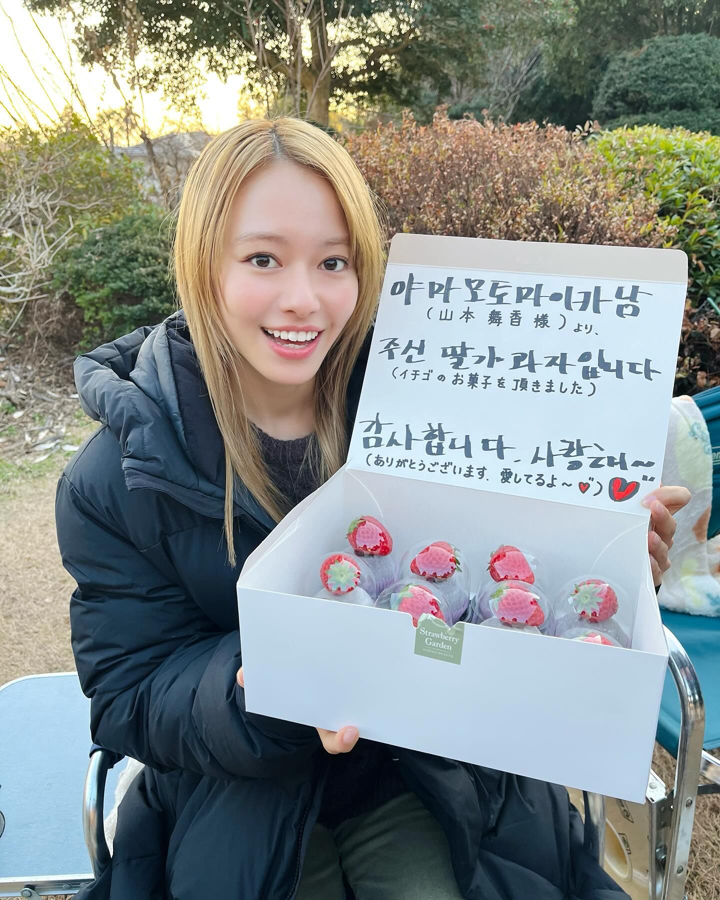 金髪・山本舞香が小顔すぎる！みかんとの比較が話題に