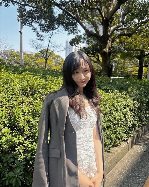 小栗有以、春の光に包まれて。透明感が止まらない