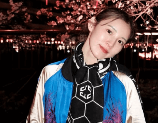 「桜も直美さんも綺麗」美女フットサル選手・松本直美、夜桜前でクールなスタジャンコーデを披露！ファン絶賛「今回もオシャレすぎ」