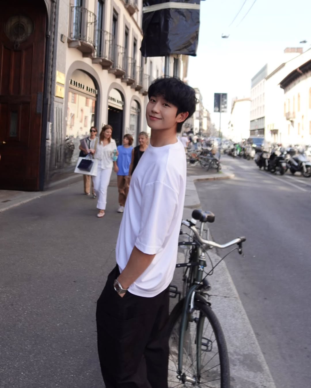 「これはデートってことで良い？」D&G グローバルアンバサダーの大人気子犬系韓国俳優がミラノでのリラックスショットを大放出
