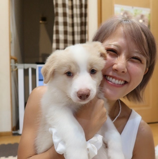 癒やしの笑顔！美女マルチアスリート・陣在ほのか、新たな家族子犬なつを紹介