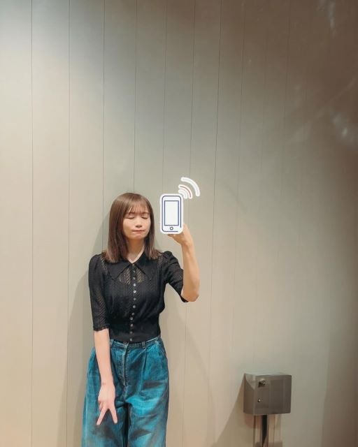 秋元真夏、お気に入りデニムでナチュラルコーデ。シンプルに映える大人カジュアル