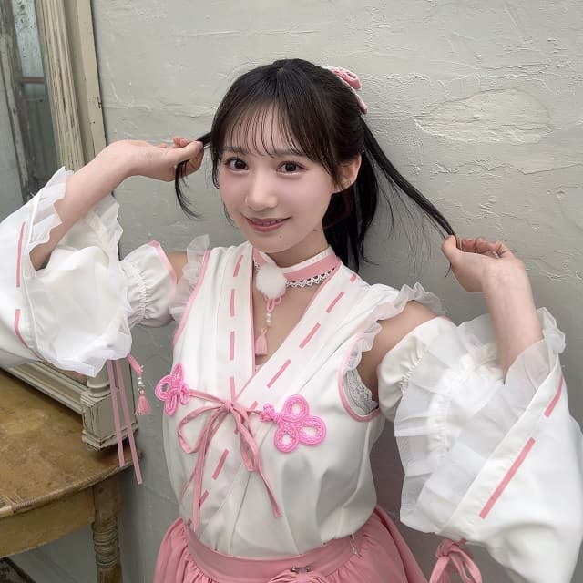 「魔法少女系アニメに出てきそうな可愛さ」グラドル 横野すみれの”ピンク巫女”姿にファン大絶賛！