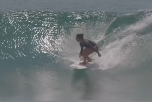 サーフィン女王・都築虹帆が炸裂ライディング！“美ヒップ”際立つ神バランスに驚きの声続出