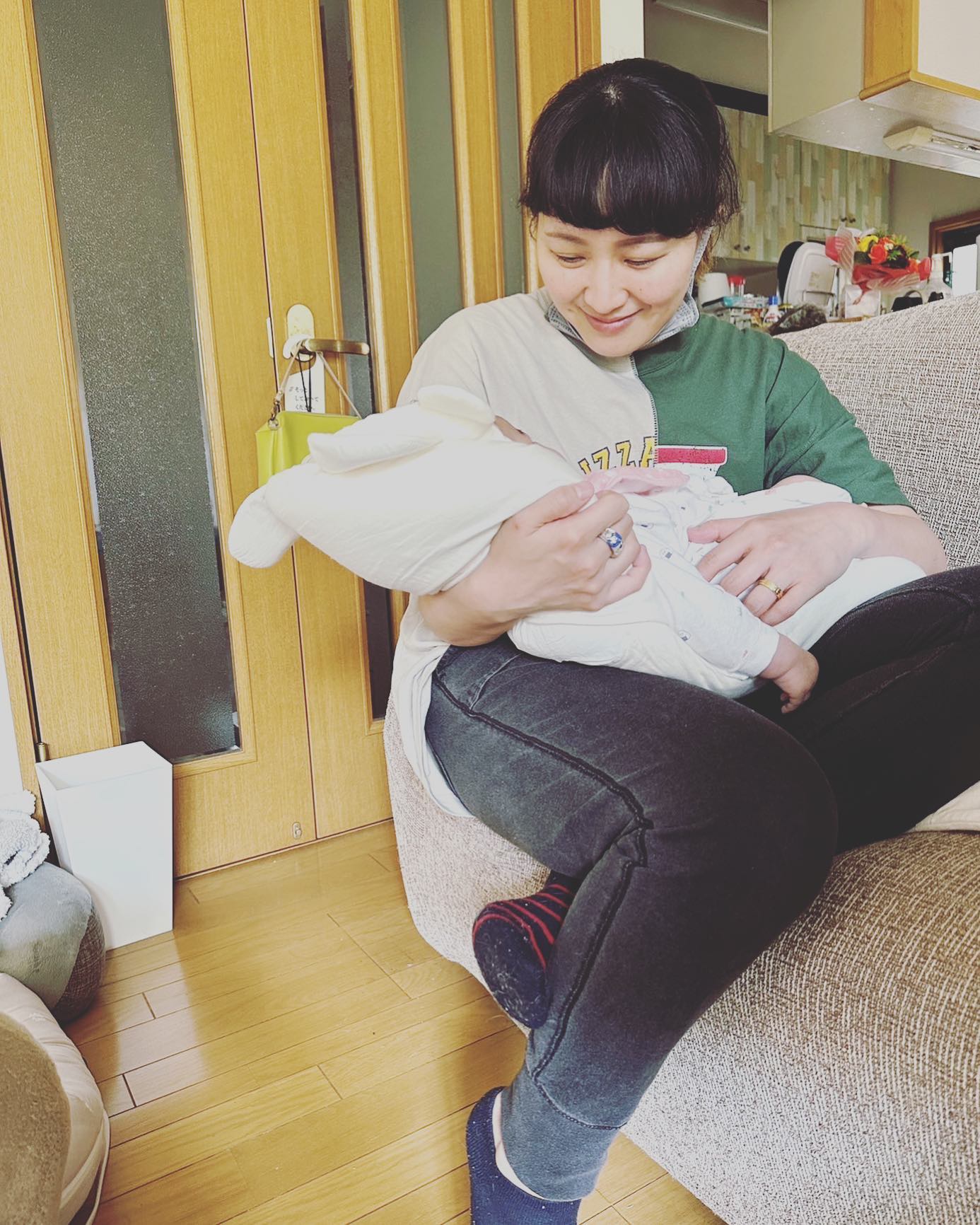 丸山桂里奈、愛娘を抱き母の表情に💖「やっと体調が戻ってきてきました😳‼️」