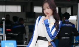 「夏コス解禁は次戦に持ち越し」霧島聖子、ピット前オフショットと共にSUPER FORMULA決勝を報告