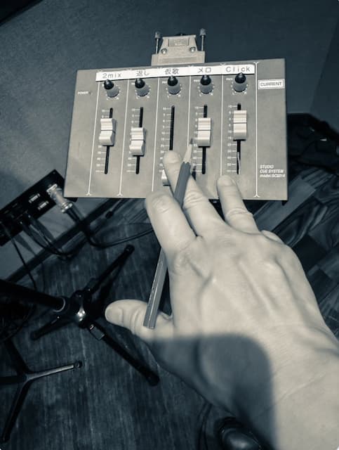 声優・諏訪部順一がレコーディング場からオフショットを投稿