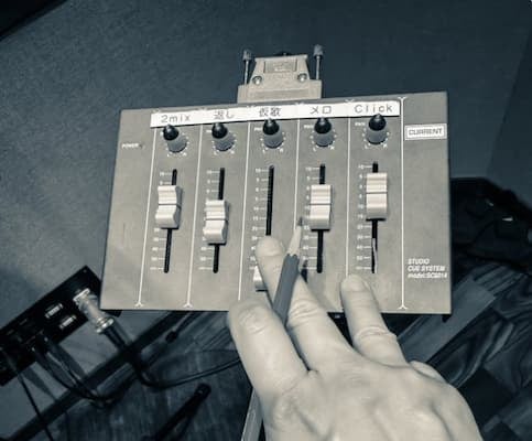 声優・諏訪部順一がレコーディング場からオフショットを投稿