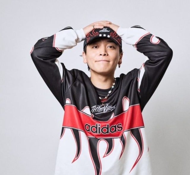 優里が大好きなアディダスをおしゃれに着こなす！まるでモデルのようだと話題に！