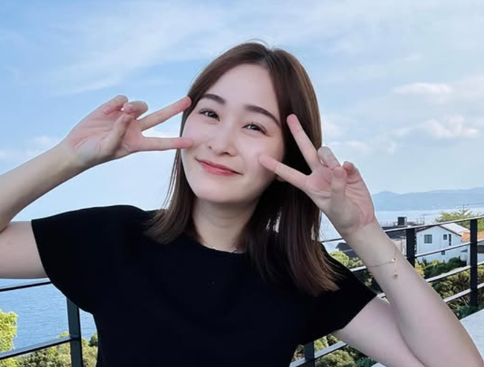 至福の笑顔！岩田絵里奈、誕生日ショットでダブルピース披露