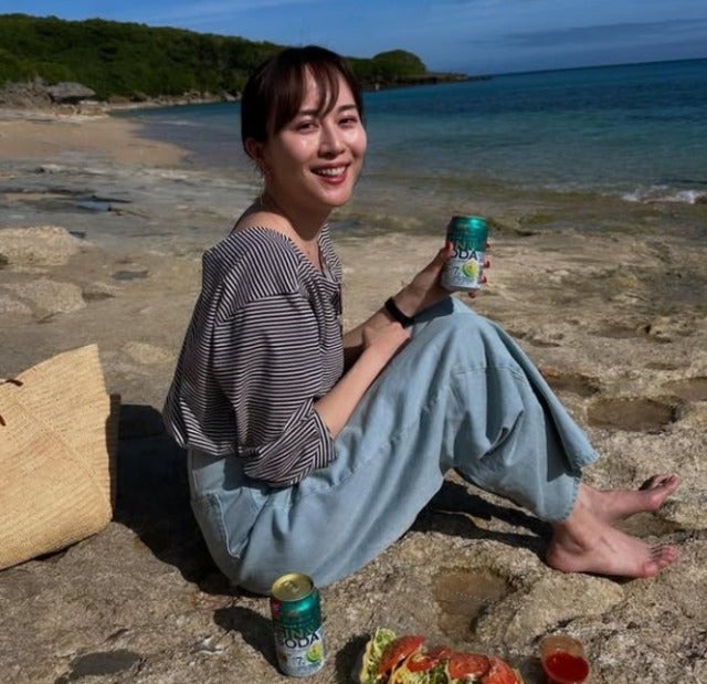 「ほんと何にでも合うのです」比嘉愛未が沖縄でジンソーダを楽しむ！