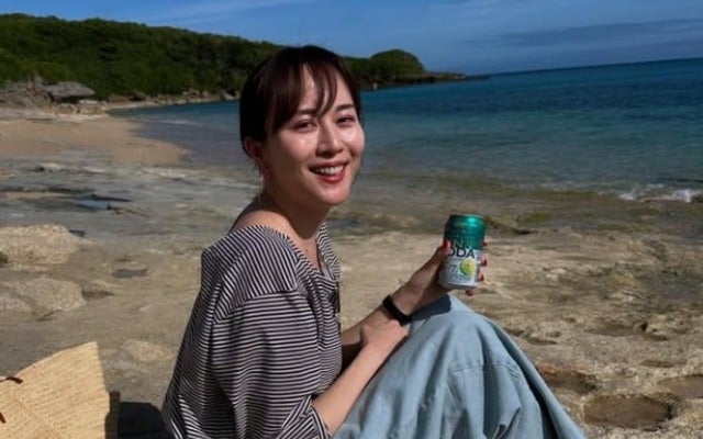 「ほんと何にでも合うのです」比嘉愛未が沖縄でジンソーダを楽しむ！