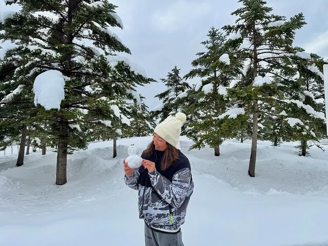 競泳女子・池江璃花子は「夏より冬派」⁉一面の銀世界ではしゃぐ笑顔が可愛すぎると話題！