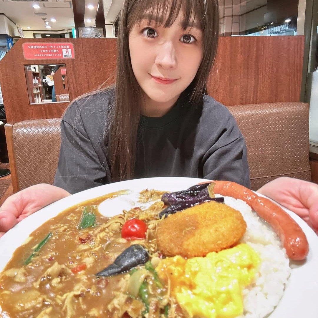 大食いレスラー・上原わかな、夏野菜カレーにトッピング盛り盛りで元気スマイル！ファンのお腹を鳴らす