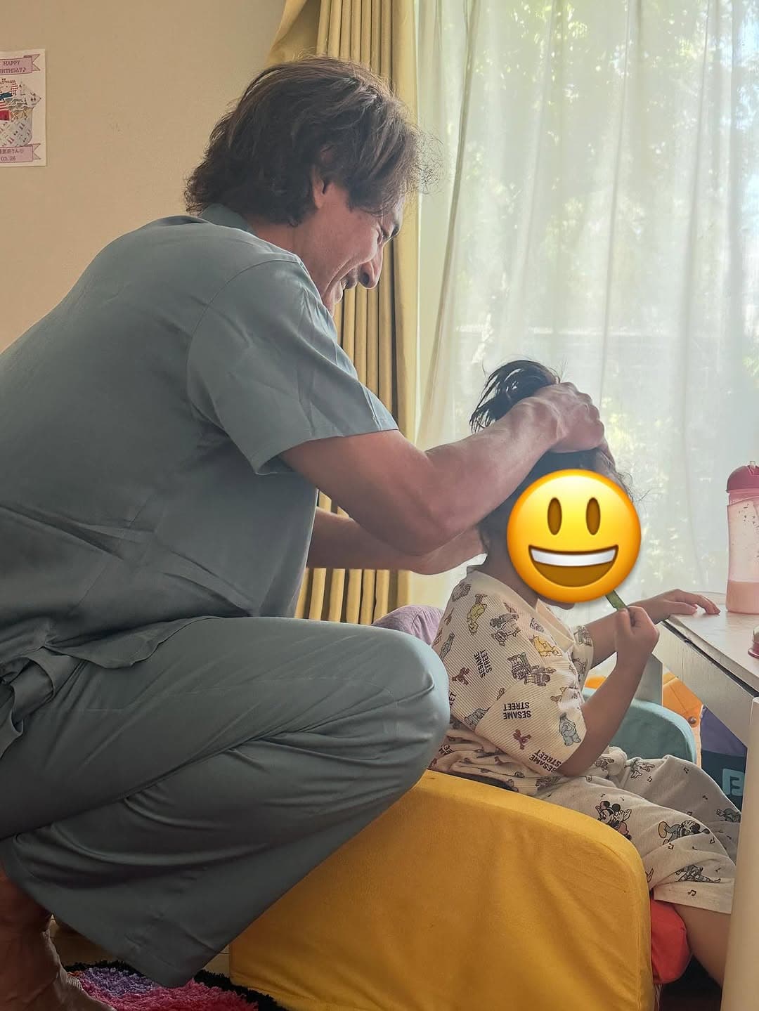 「守護神はパパです」娘の髪を結ぶ本並の姿にほっこり、丸山桂里奈が語る家族の朝時間