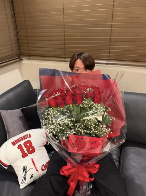 広島東洋カープ・森下暢仁が28歳の誕生日を報告！チームカラーの花束ショットを披露！