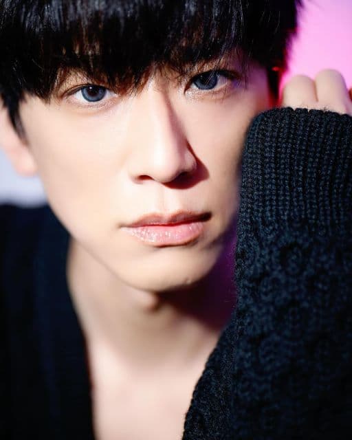 「チャラさ増し増しで最高」NEWS小山慶一郎、ブルーのカラコンでギャル男に変身？！貴重なショットが見逃せない！