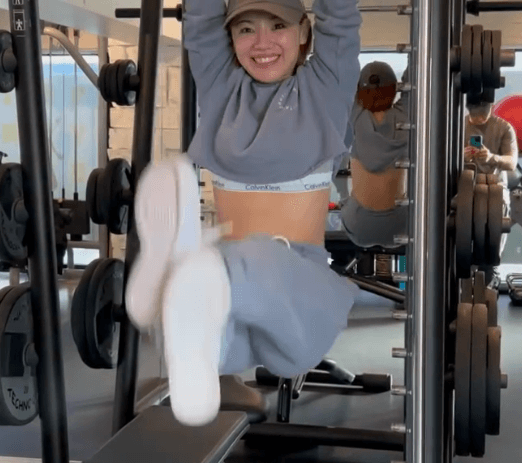 「綺麗な腹筋」人気スポーツグラドル、美腹筋あらわに”スイートトレーニング”ムービーを披露！「きゃわストイック」