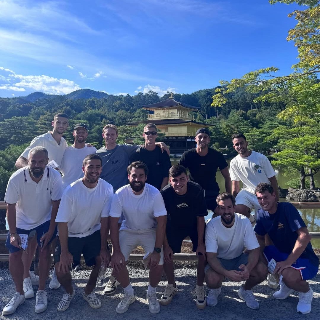 バルサのスター選手が京都・金閣寺へ！「部活感あってめっちゃいいっ！」とファン歓喜の集合ショットが話題に