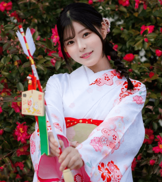 「来年成人式なんだ～！」19歳の激カワレースクイーン、振袖姿で”おさげの女・破魔矢ショット”を披露！ファンの心が射抜かれる