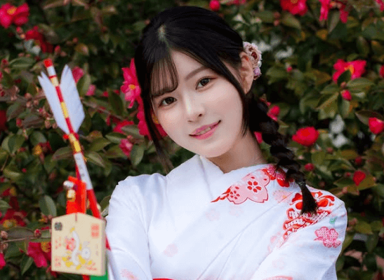 「来年成人式なんだ～！」19歳の激カワレースクイーン、振袖姿で”おさげの女・破魔矢ショット”を披露！ファンの心が射抜かれる