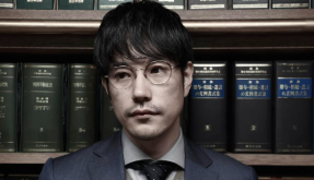 「理知的な魅力が炸裂！」松山ケンイチ、撮影現場のオフショット公開