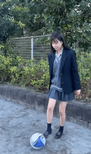 女子高生女優・堀口真帆、制服で「リフティングしてみた」動画が"上手すぎ＆可愛すぎる"と話題に！