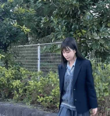 女子高生女優・堀口真帆、制服で「リフティングしてみた」動画が
