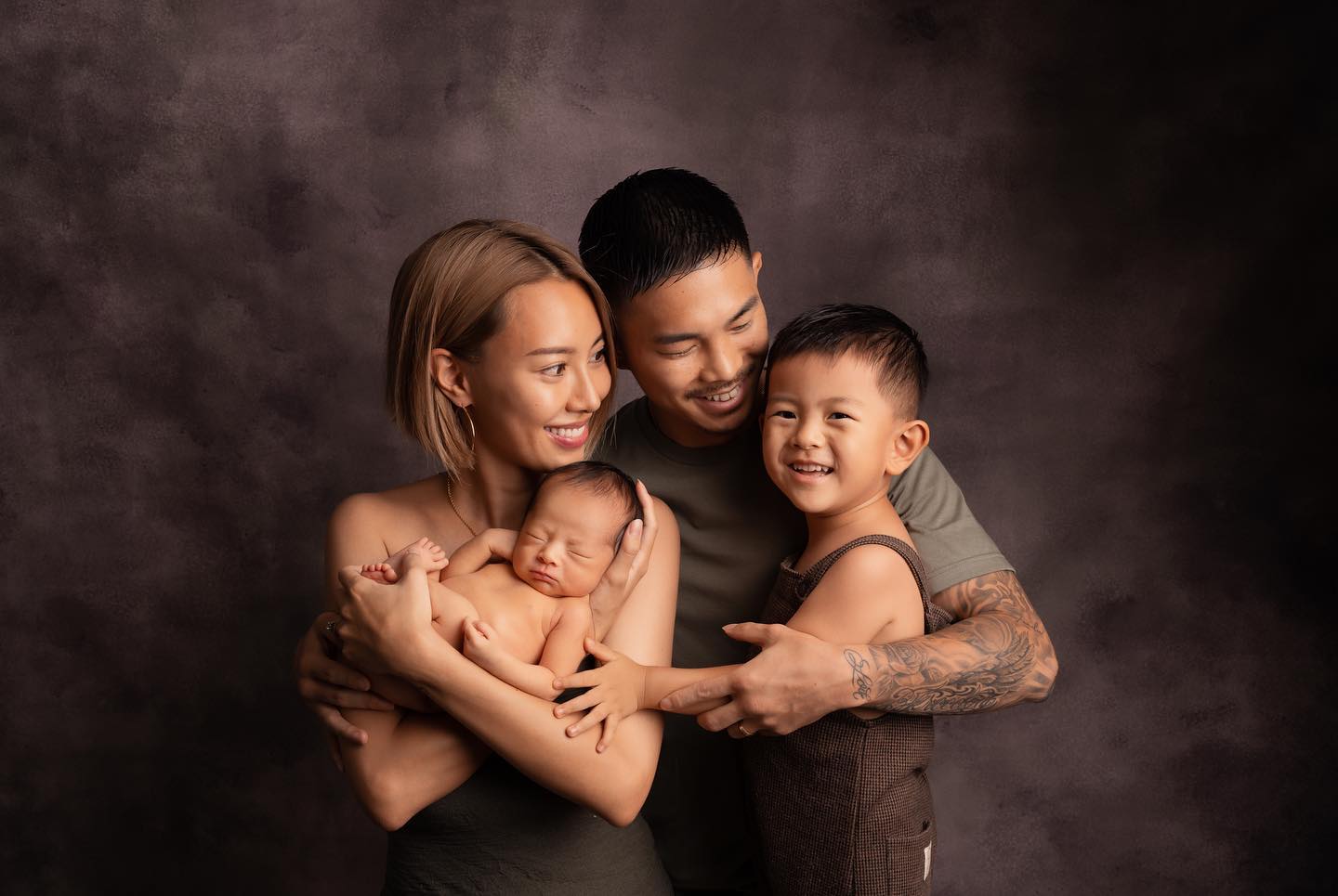 🥊井岡一翔が幸せたっぷりな家族4人ショット公開「素敵な写真です😍」