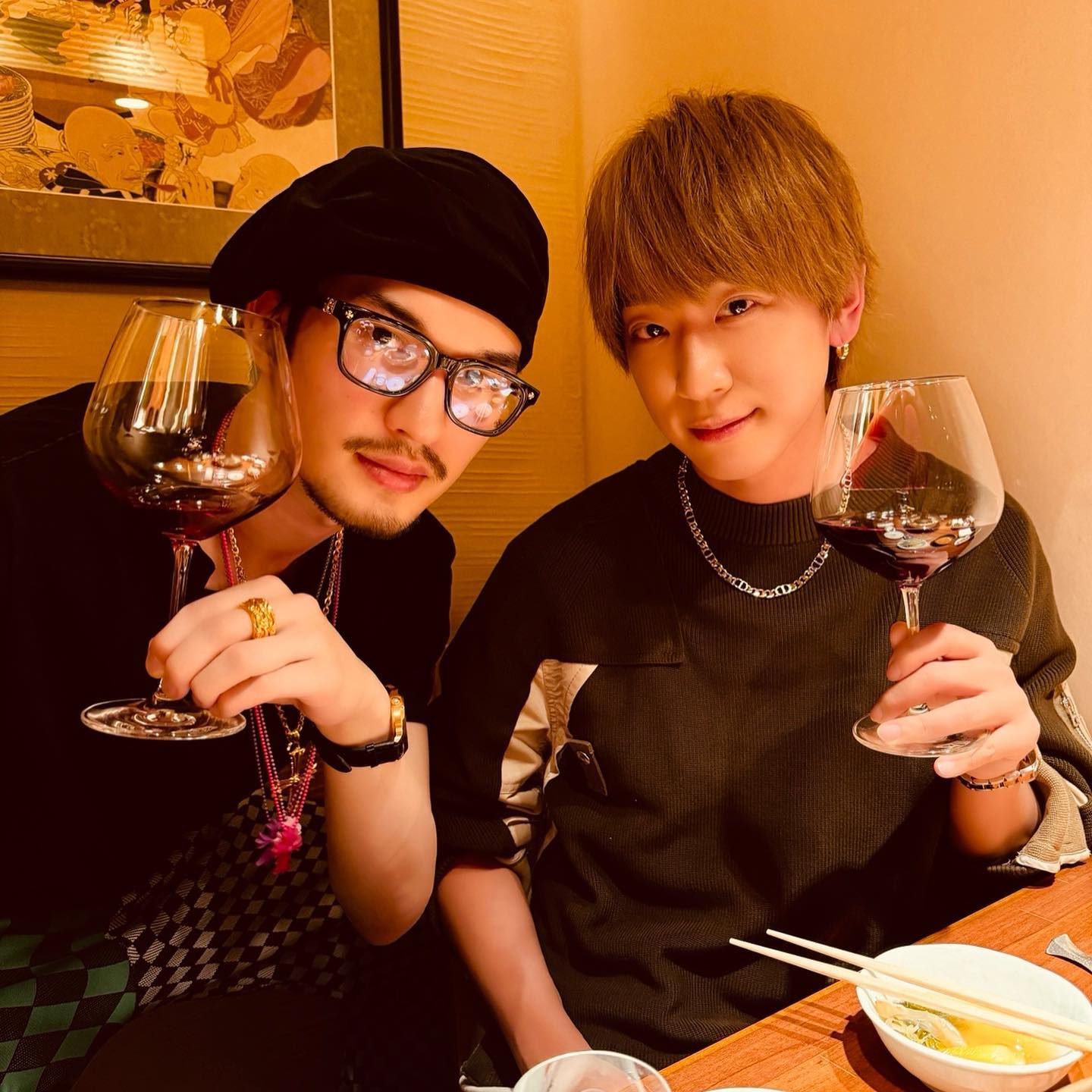 NEWS・小山慶一郎が後輩とご飯へ🍷「まざりたい😢😍」