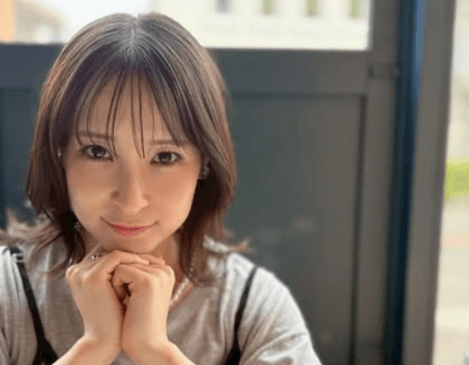 「めちゃくちゃ可愛い」美女タレント、カフェで魅せた”乙女の祈り・ショット”が可愛すぎだと話題に「少し髪きったかな？可愛い」