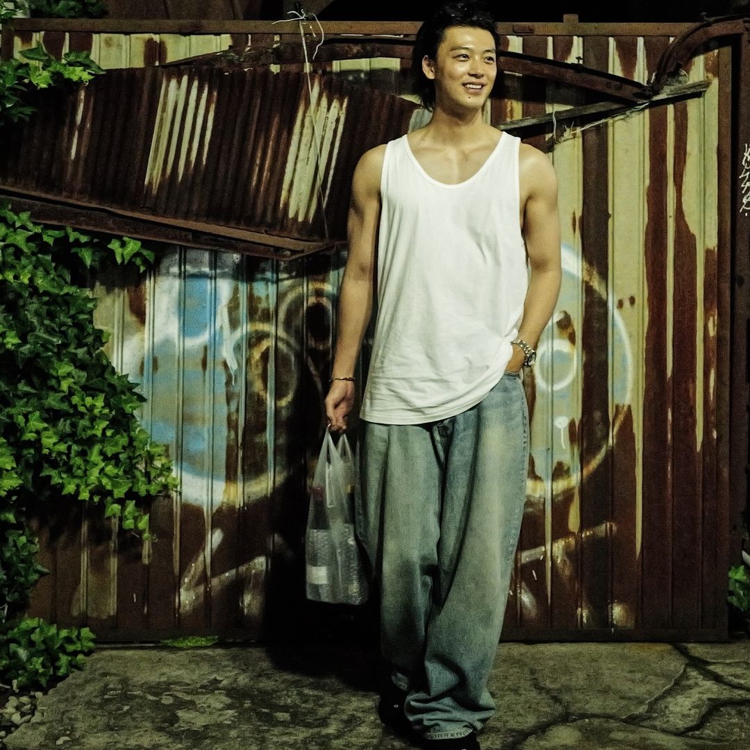 竹内涼真がタンクトップ姿のオフショットを公開「筋肉えぐ！！」