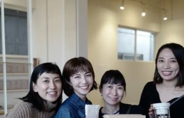 安田美沙子が仕事終わりに「マイマイの美人の素」展へ！