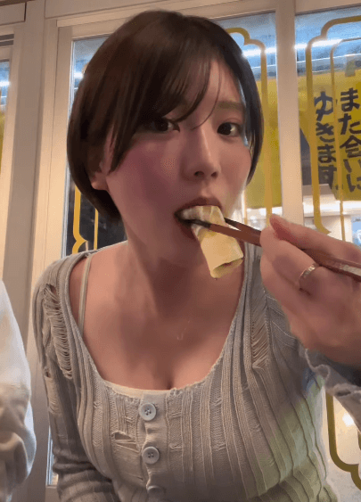 「ただの天使のようだ」美女インフルエンサー、爆裂グルメファイタームービーにファン驚愕「かわキレイなのか、キレかわいいのか、どっちなんだい！」