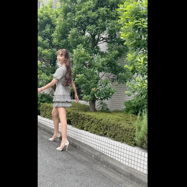 優雅な美魔女ウォーク！「神田うの」のハーフツインテール姿に”完封負け”