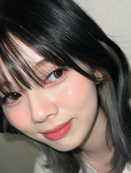 NiziUメンバーが自撮りショットを披露  大人っぽい姿とすっぴん風の姿にファンの好みが衝突！？