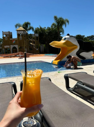 モデル妻が公開！日本代表MF守田が家族でオフを満喫