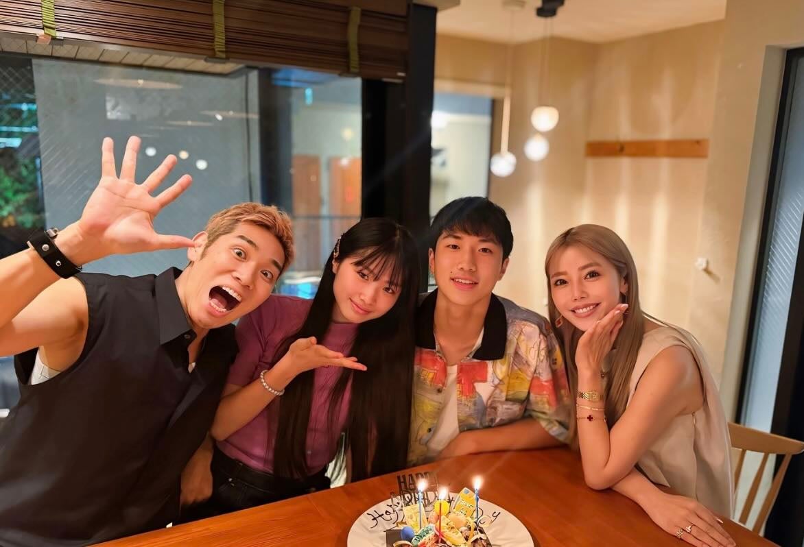 あの人気芸人の妻が16歳長男”初顔出し”「お父さんそっくり」ファミリーショット公開