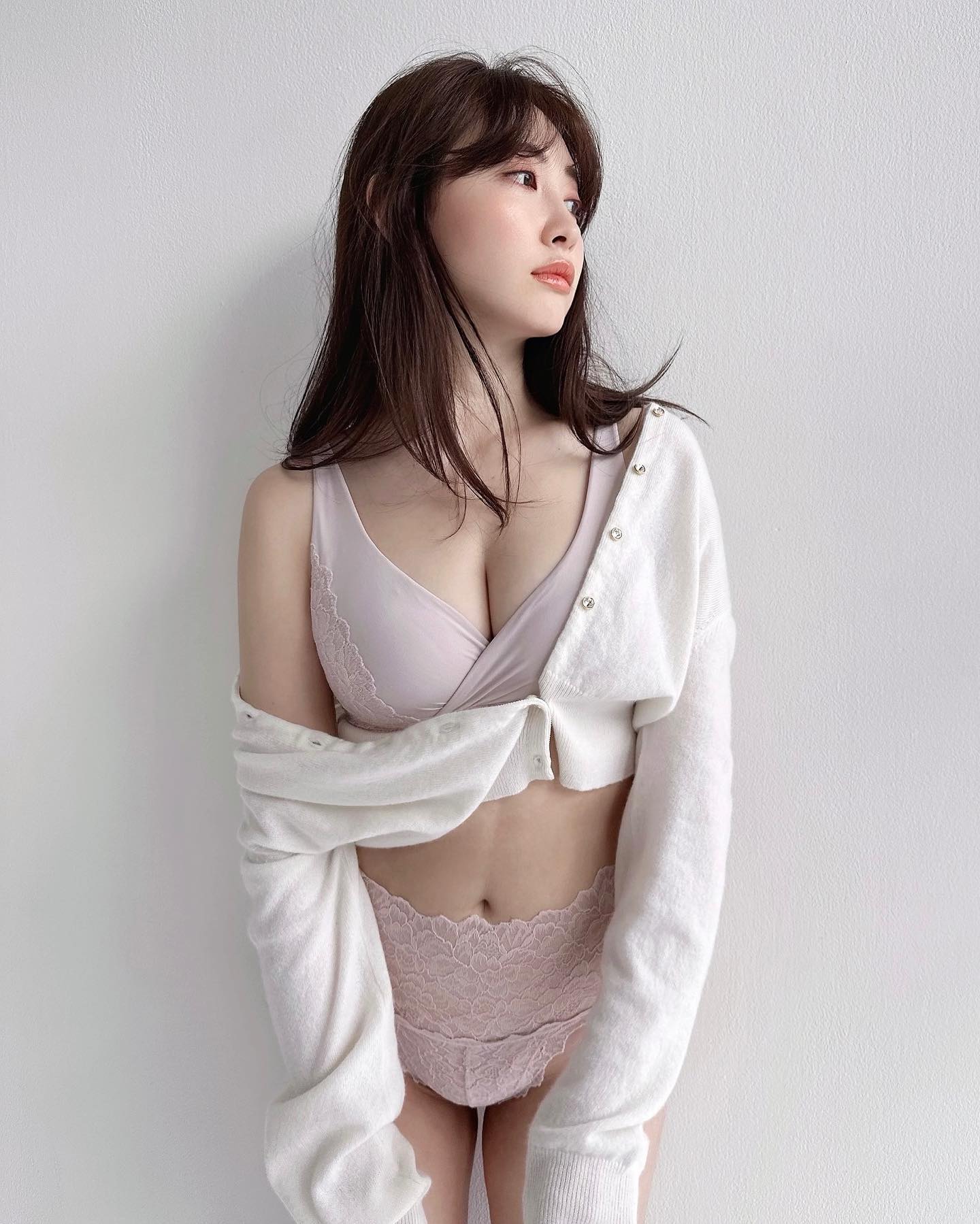 小嶋陽菜 ランジェリー姿＆大胆美ボディ披露でファン悩殺「たまらない」の声