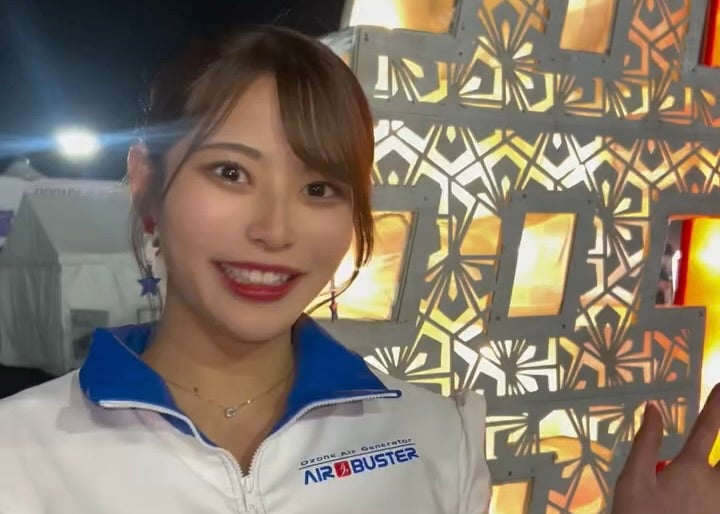 人気レースクイーン、ナイトサーキットの“美ウォーキング・ムービー”に反響続々