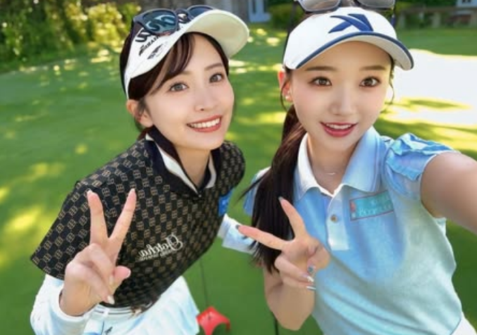 「お二人ともかわいいです」ダブル美女ゴルファー、"美的・ダブルピースショット"を披露！透明感凄しとファンうっとり